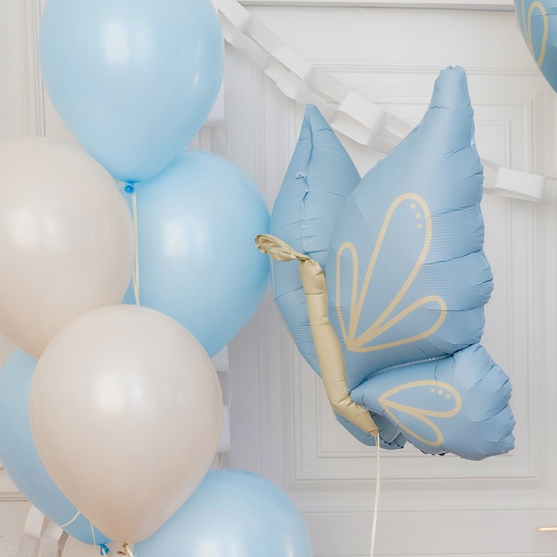 Нежный сет воздушных шаров с большими фольгированными голубыми бабочками и латексными шарами для оформления фотозоны, доставка Красноярск